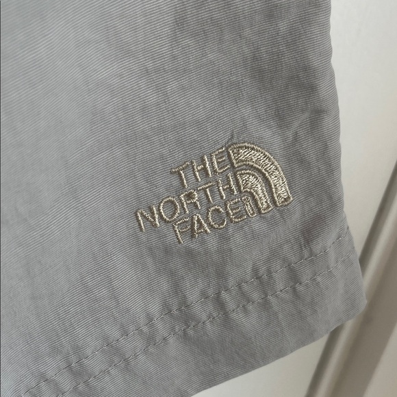 The North Face Men's Light Gray Flat Front Shorts Size 6 - Picture 3 of 7